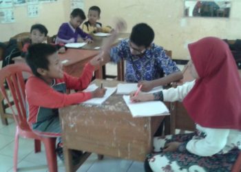 SUASANA BELAJAR. Suasana belajar-mengajar di Sekolah Luar Biasa Negeri Sukamaju, Kecamatan Abungsemuli, Lampung Utara, Kamis (24/10). YUDHI HARDIYANTO