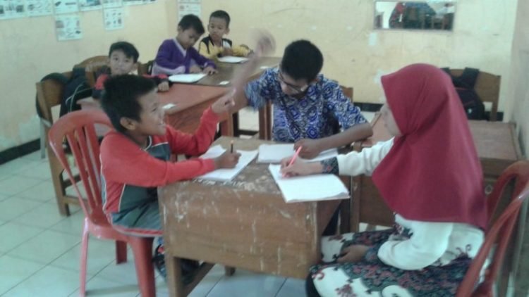 SUASANA BELAJAR. Suasana belajar-mengajar di Sekolah Luar Biasa Negeri Sukamaju, Kecamatan Abungsemuli, Lampung Utara, Kamis (24/10). YUDHI HARDIYANTO