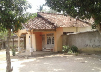 KOSONG. Rumah Jumraini di Desa Peraduan Waras, Kecamatan Abung Timur, Lampung Utara, yang terlihat sepi dan pintunya dalam kondisi terkunci, Kamis (10/10). Perawat yang barus mendapat penangguhan tahanan itu sedang sakit. (LAMPUNG POST/YUDHI HARDIYANTO)