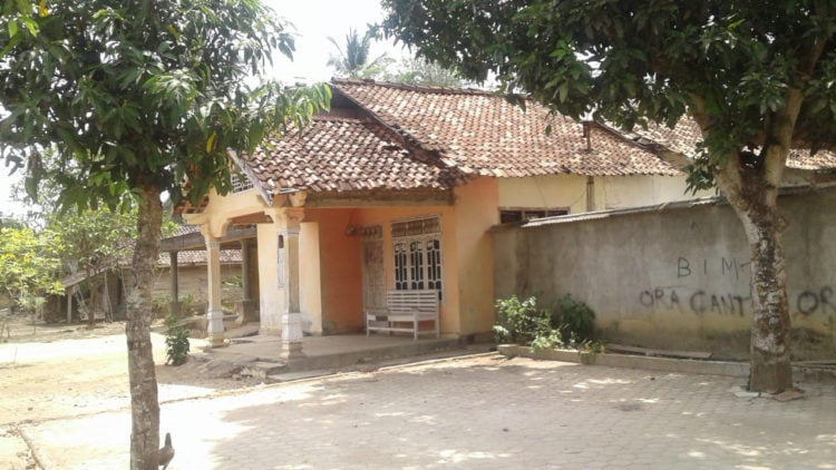 KOSONG. Rumah Jumraini di Desa Peraduan Waras, Kecamatan Abung Timur, Lampung Utara, yang terlihat sepi dan pintunya dalam kondisi terkunci, Kamis (10/10). Perawat yang barus mendapat penangguhan tahanan itu sedang sakit. (LAMPUNG POST/YUDHI HARDIYANTO)