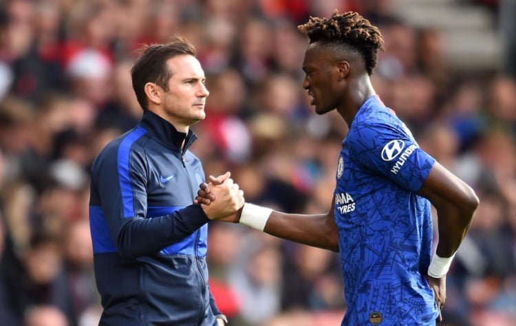 Pelatih Chelsea Frank Lampard (kiri) dan striker  Tammy Abraham. (GLYN KIRK/AFP)