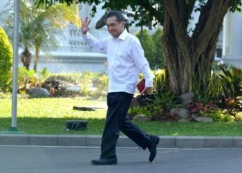DIPANGGIL PRESIDEN. Politikus PKB  Agus Suparmanto berjalan menuju Istana Kepresiden untuk bertemu Presiden Joko Widodo di Istana Negara, Jakarta, Selasa (22/10). (MI/Susanto)