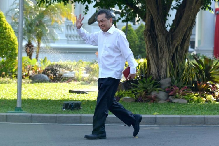 DIPANGGIL PRESIDEN. Politikus PKB  Agus Suparmanto berjalan menuju Istana Kepresiden untuk bertemu Presiden Joko Widodo di Istana Negara, Jakarta, Selasa (22/10). (MI/Susanto)