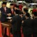 PELANTIKAN PRESIDEN DAN WAPRES RI. (1) Presiden Joko Widodo (kiri) berjabat tangan dengan Ketua MPR Bambang Soesatyo disaksikan Wapres Ma'ruf Amin (dua kiri) dan pimpinan MPR saat acara pelantikan Presiden dan Wapres periode 2019—2024 di Gedung Nusantara, Kompleks Parlemen, Senayan, Jakarta, Minggu (20/10).
MI / SUSANTO