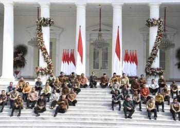 Presiden Joko Widodo (tengah) didampingi Wakil Presiden Maruf Amin memperkenalkan calon menteri Kabinet Indonesia Maju di beranda Istana Merdeka, Jakarta, Rabu (23/10). ANTARA FOTO/Puspa Perwitasari