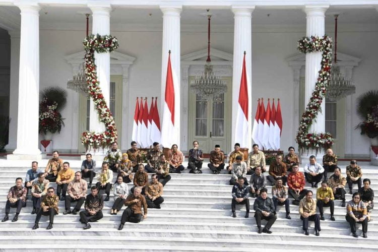 Presiden Joko Widodo (tengah) didampingi Wakil Presiden Maruf Amin memperkenalkan calon menteri Kabinet Indonesia Maju di beranda Istana Merdeka, Jakarta, Rabu (23/10). ANTARA FOTO/Puspa Perwitasari