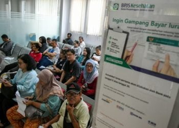 KENAIKAN IURAN BPJS KESEHATAN. Warga menunggu antrean pelayanan di Kantor Badan Penyelenggara Jaminan Sosial (BPJS) Kesehatan Jakarta Timur, Jakarta, Rabu (30/10). Presiden Joko Widodo resmi menaikkan iuran BPJS Kesehatan sebesar 100 persen yang akan berlaku mulai 1 Januari 2020 bagi peserta bukan penerima upah (PBPU) dan peserta bukan pekerja menjadi Rp42 ribu per bulan untuk kelas III, Rp110 ribu per bulan untuk kelas II, dan Rp160 ribu per bulan untuk kelas I. ANTARA FOTO/M RISYAL HIDAYAT