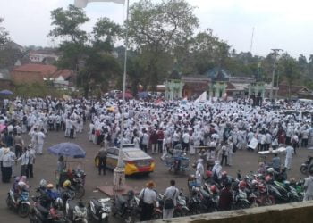 DUGAAN MALAPRAKTIK. Ribuan massa perawat tengah berkumpul di halaman Stadion Sukung Kotabumi, Lampung Utara, Kamis (3/10). Tim kuasa hukum dari Persatuan Perawat Nasional Indonesia (PPNI) Lampung sedang menyusun permohonan penangguhan penahanan terhadap perawat Jumraini yang ditahan Kejaksaan Negeri Kotabumi terkait kasus dugaan malapraktik.
LAMPUNG POST/HARI SUPRIYONO
