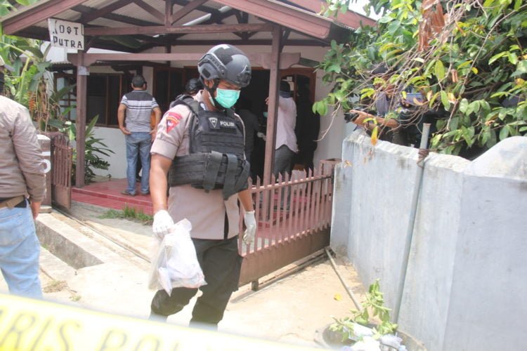 AMANKAN BARANG. Tim Detasemen Khusus (Densus) 88 Antiteror Mabes Polri mengamankan barang dari salah satu rumah terduga teroris di Jalan Jenderal Suprapto, Gang Waway, Kelurahan Pelita, Kecamatan Enggal, Bandar Lampung, Senin (21/10). LAMPUNG POST/SUKISNO