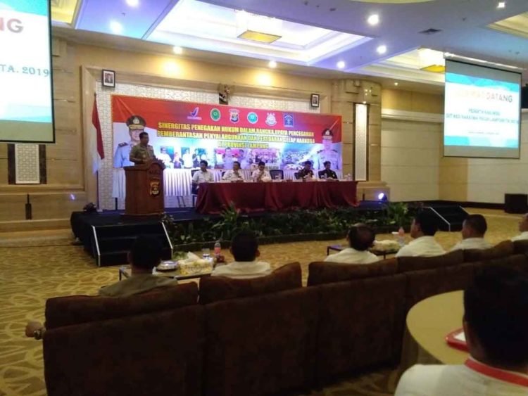 FUNGSI RESERSE NARKOBA. Kapolda Lampung Irjen Purwadi Arianto memberi sambutan dalam acara rakornis fungsi reserse narkoba Polda Lampung di Swiss-Belhotel Lampung, Rabu (23/10).
LAMPUNG POST/DENI ZULNIYADI