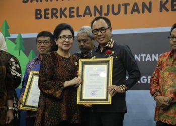 PENGHARGAAN STBM. Bupati Way Kanan Raden Adipati Surya aat menerima penghargaan sanitasi total berbasis masyarakat (STBM) dari Menteri Kesehatan Nila F Moeloek di Auditorium Siwabessy, Gedung Prof Sujudi, Rabu (2/10). Way Kanan menjadi satu-satunya kabupaten di Lampung yang menerima penghargaan tersebut. (DOKUMENTASI HUMAS PEMKAB WAY KANAN)