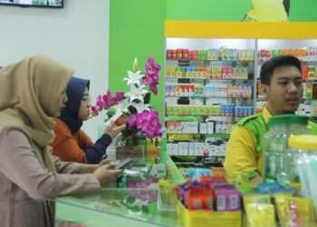 Konsultasi sebelum membeli obat di apotek agar aman. (LAMPUNG POST/SUKISNO)