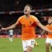 MENANG. Luuk de Jong merayakan gol Belanda ke gawang Irlandia Utara pada laga Kualifikasi Piala Eropa 2020, Jumat (11/10). Kemenangan 3-1 Tim Oranye membuat mereka menyalip Jerman di klasemen Grup C.(TWITTER/UEFA)
