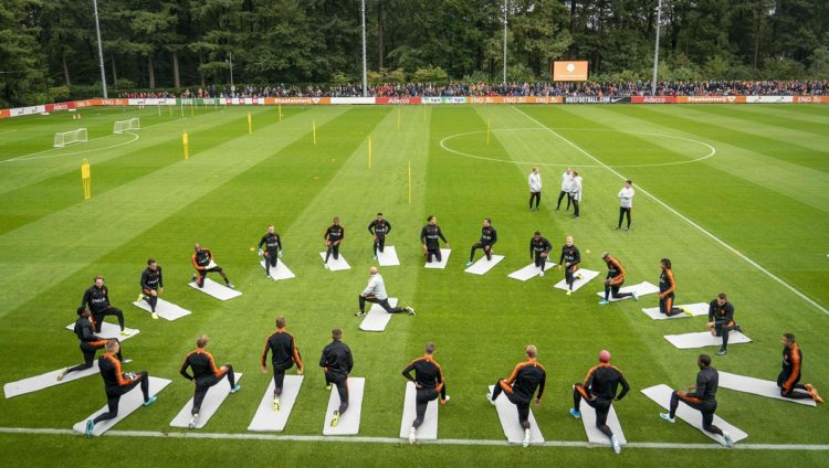 LATIHAN. Para pemain tim nasional sepak bola Belanda melakukan peregangan selama sesi pelatihan menjelang pertandingan Kualifikasi Euro 2020 antara Belanda dan Irlandia Utara, Senin (7/10). Belanda akan menghadapi Irlandia Utara di markas Belanda, di De Kuip Rotterdam, Jumat (11/10).(AFP/ANP/JERRY LAMPEN)