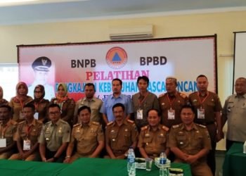 FOTO BERSAMA. Sejumlah peserta pelatihan dari masing-masing dinas/instansi di lingkup Pemkab Lamsel dan pemerintah kecamatan se-Lamsel berfoto bersama di Negeri Baru Resort (NBR) Kalianda, Lampung Selatan. DOK BPBD LAMPUNG SELATAN