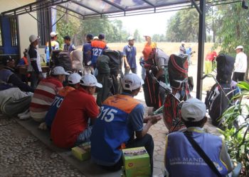 Asisten yang membantu pemain golf di lapangan. (LAMPUNG POST/SUKISNO)