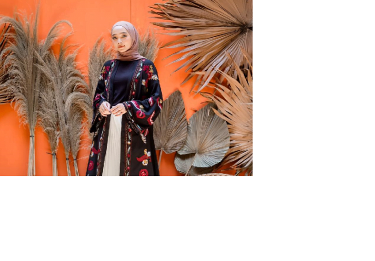 Busana muslim etnik yang digemari. (LAMPUNG POST)