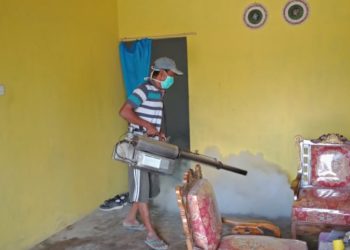 Petugas Puskesmas Kecamatan Way Panji, Lampung Selatan, saat melakukan pengasapan (fogging) di Dusun Solo I, Desa Sidoharjo, Selasa, 29 Oktober 2019. Foto: Armansyah