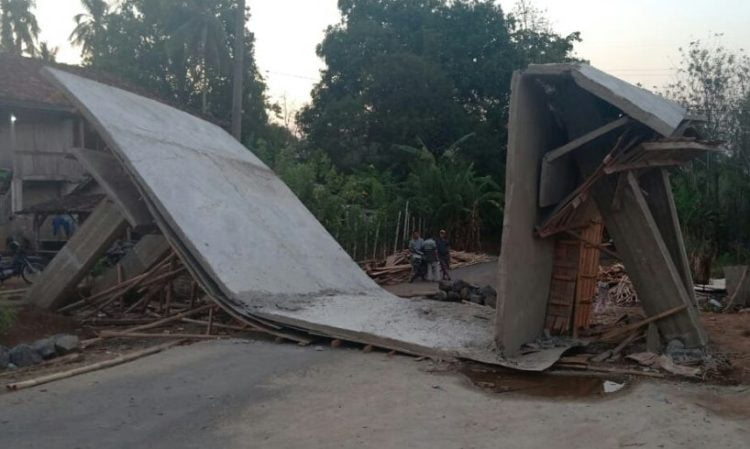 GAPURA ROBOH. Pembangunan Gapura Desa Sabukempat, Kecamatan Abung Kunang sempat heboh karena roboh tidak jadi dibangun dan dialihkan pada pembangunan fisik lain dibutuhkan masyarakat disana. Foto ilustrasi.