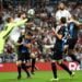 IMBANG. Penjaga gawang Club Brugge, Simon Mignolet (kiri) berusaha menyelamatkan gawangnya dari usaha para pemain Real Madrid pada match day kedua penyisihan Grup A Liga Champions 2019—2020, Selasa (1/10) malam hari WIB di stadion Santiago Bernabeu. Laga ini berakhir imbang 2-2.(AFP/PIERRE-PHILIPPE MARCOU)