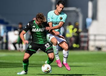 MENANG. Pemain depan Inter Milan, Antonio Candreva (kanan), berebut bola dengan bek Sassuolo, Alessandro Tripaldelli, selama pertandingan Serie A Italia antara Sassuolo vs Inter Milan, di Stadion Mapei, Minggu (20/10) malam WIB. Inter Milan menang atas Sassuolo dengan skor 4-3.(AFP/MIGUEL MEDINA)