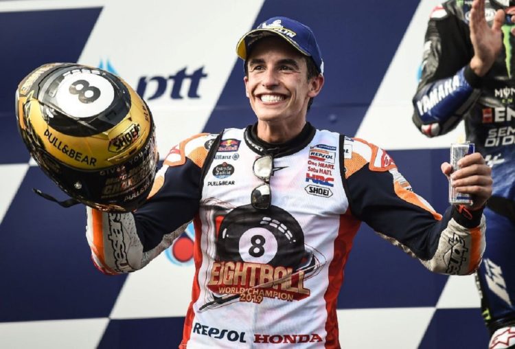 JUARA DUNIA MOTOGP. Selebrasi kemenangan Pembalap Repsol Honda, Marc Marquez, usai menjadi yang tercepat di ajang MotoGP Thailand, Minggu (6/10). Atas hasil tersebut, dia menjadi juara dunia MotoGP musim 2019.(AFP/LILLIAN SUWANRUMPHA)