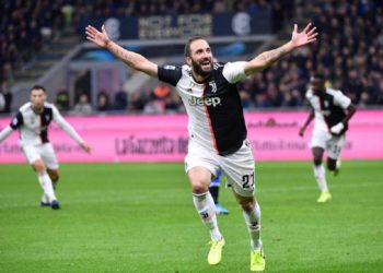 CETAK GOL KEDUA. Selebrasi striker Juventus, Gonzalo Higuain usai membobol gawang Inter Milan pada lanjutan Liga Serie-A Italia di Stadion San Siro, Senin (7/10) dini hari WIB. Higuain mencetak gol kedua untuk memastikan raihan tiga poin pada laga yang berkesudahan 2-1 untuk kemenangan Juventus tersebut.(AFP/ALBERTO PIZZOLI)