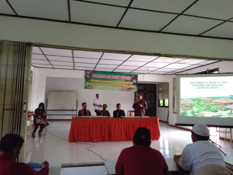 Kelompok tani kopi dan Dinas Pertanian Tanggamus studibanding budidaya kopi ke Lampung Barat.Dok