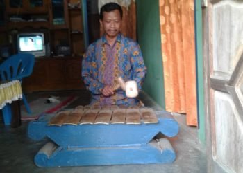 Dari barang bekas disulap oleh Liono jadi alat musik berkualitas. (LAMPUNG POST/YUDHI HARDIANTO)