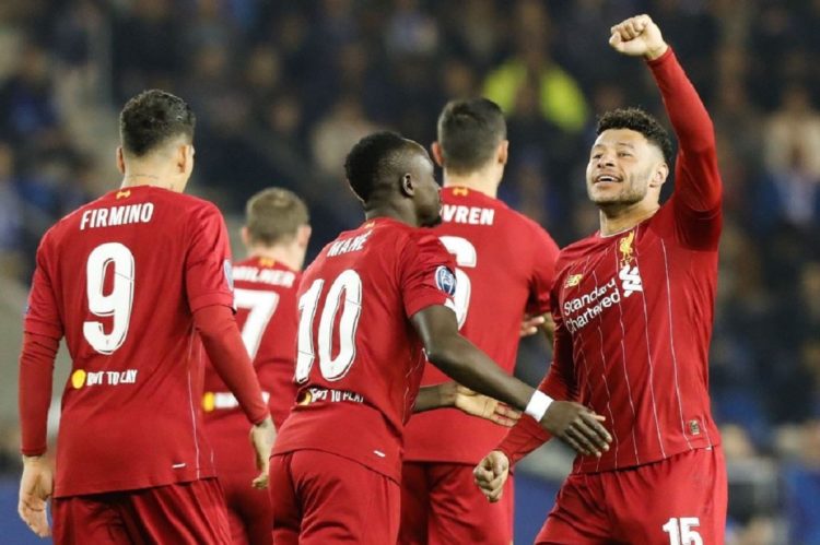 CETAK GOL. Para pemain Liverpool merayakan gol yang dicetak Alex Oxlade-Chamberlain (kanan) ke gawang RC Genk dalam lanjutan Liga Champions, Kamis (24/10) dini hari WIB. Alex Oxlade-Chamberlain tampil memukau bersama Liverpool saat mengalahkan wakil Belgia RC Genk dengan skor 4-1.(AFP/FRANCOIS WALSCHAERTS)