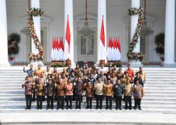 Presiden Joko Widodo didampingi Wapres Ma'ruf Amin berfoto dengan jajaran menteri Kabinet Indonesia Maju di Istana Merdeka, Jakarta. Foto: Antara/Puspa Perwitasari