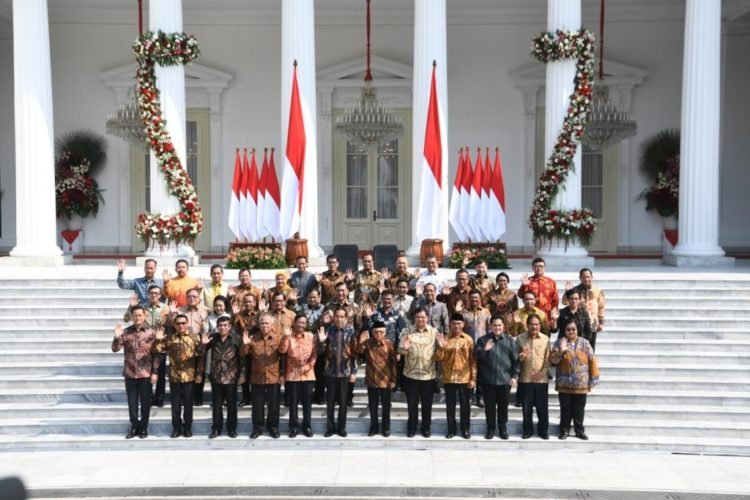 Presiden Joko Widodo didampingi Wapres Ma'ruf Amin berfoto dengan jajaran menteri Kabinet Indonesia Maju di Istana Merdeka, Jakarta. Foto: Antara/Puspa Perwitasari
