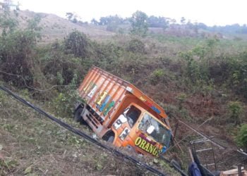 TERJERUMUS. Kondisi truk yang terjerumus ke jurang yang berada di sisi kiri jalan di Tanjakan Cakat, Kampung Menggala, Kecamatan Menggala Timur, Tulangbawang, Rabu (16/10). LAMPUNG POST/FERDI IRWANDA
