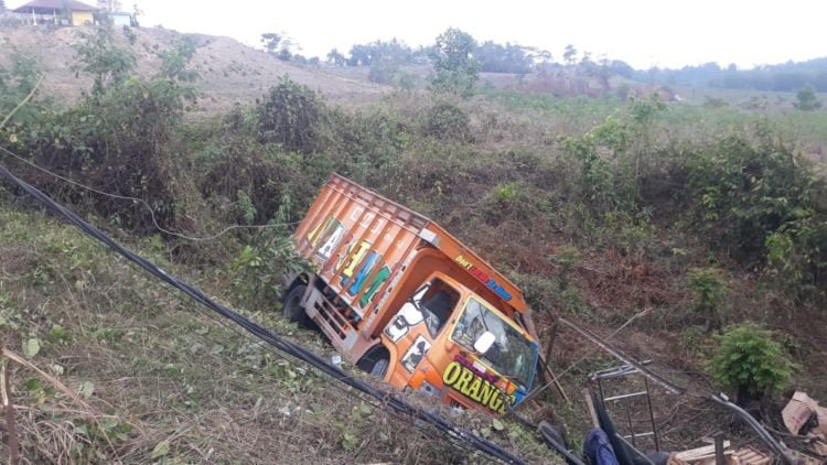 TERJERUMUS. Kondisi truk yang terjerumus ke jurang yang berada di sisi kiri jalan di Tanjakan Cakat, Kampung Menggala, Kecamatan Menggala Timur, Tulangbawang, Rabu (16/10). LAMPUNG POST/FERDI IRWANDA
