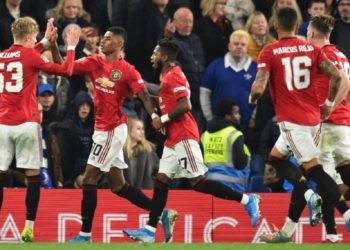 DUA GOL. Selebrasi Marcus Rashford (kiri kedua) bersama para pemain Manchester United usai membobol gawang Chelsea pada babak 16 besar Piala Liga Inggris di Stamford Bridge, Kamis (31/10) dini hari WIB. Rashford tampil gemilang dan menjadi aktor kemenangan Manchester United dengan memborong dua gol pada laga yang berakhir 2-1 itu.(AFP/GLYN KIRK)