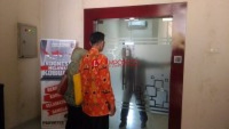 Kedua kerabat oknum Inspektorat Lampung saat ingin membesuk MM