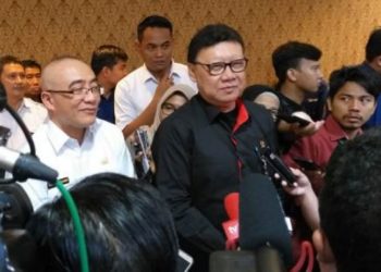 Menteri Pendayagunaan Aparatur Negara dan Reformasi Birokrasi (PAN-RB), Tjahjo Kumolo (baju hitam) dan Kepala Badan Kepegawaian Negara (BKN) Bima Haria Wibisana (kemeja putih). Foto: Medcom.id/Fachri Audhia Hafiez