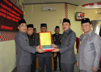 Bupati Lampung Parosil Mabsus menyerahkan laporan anggaran belanja TA 2020 pada rapat paripurna DPRD Lambar, Senin, 21 Oktober 2019.