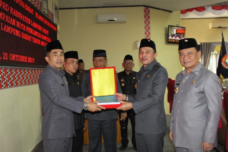 Bupati Lampung Parosil Mabsus menyerahkan laporan anggaran belanja TA 2020 pada rapat paripurna DPRD Lambar, Senin, 21 Oktober 2019.