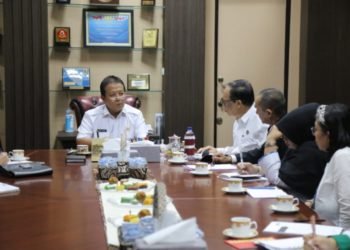 Gubernur Lampung Arinal Djunaidi saat menerima tim dari Unila untuk pembukaan Prodi Bahasa Lampung. (DOK.LAMPUNG POST)