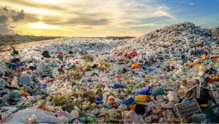 Sampah plastik menggunung di pinggir laut. (LAMPUNG POST)