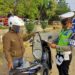 PERIKSA SURAT. Petugas Satuan Lalu Lintas (Satlantas) Polres Mesuji memeriksa surat-surat kelengkapan pengendara motor. DOK POLRES MESUJI