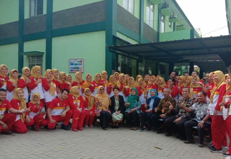 FOTO BERSAMA. Pegawai Puskesmas Karanganyar dan Tim Komisi Akreditasi Fasilitas Kesehatan Tingkat Pertama (KAFKTP) Dirjen pelayanan kesehatan, Kementerian Kesehatan RI berfoto bersama di puskesmas setempat, Kamis(17/10). Dok Puskesmas Karanganyar