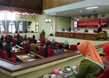 JAWABAN BUPATI. Sejumlah anggota DPRD Lampung Barat mendengar jawaban bupati Lampung Barat atas pemandangan umum fraksi DPRD terhadap rancangan APBD Lampung Barat TA 2020 yang disampaikan Bupati Lambar Parosil Mabsus dihujani interupsi dari sejumlah anggota DPRD.Interupsi itu dilakukan karena mereka belum puas dengan jawaban