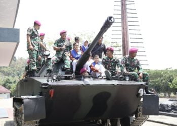 NAIK TANK. Komandan Brigif 4 Marinir Piabung Kolonel Ahmad Fajar (memegang tongkat) mengajak Reporter Cilik Lampung Post untuk berkeliling markas Marinir menggunakan kendaraan tempur. LAMPUNG POST/ZAINUDDIN