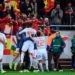 LOLOS. Momen saat Spanyol merayakan lolos ke putaran final Piala Eropa 2020. Spanyol memastikan diri lolos ke putaran final Piala Eropa setelah bermain imbang melawan Swedia, Rabu (16/10) dini hari WIB.(AFP/JONATHAN NACKSTRAND)