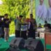 Rektor IAI Annur Andi Warisno mengalungkan selendang tapis kepada Khairunnisa, vokalis Sabyan Gambus, di Kampus IAI Annur Jatiagung, Selasa (22/10). Nisa dkk yang tampil di Ponpes Hidayatul Mubtadin ini ialah untuk memeriahkan Hari Santri Nasional dan milad ke-17 IAI Annur. DOKUMENTASI