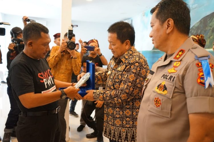 BERIKAN PENGHARGAAN. Ketua PWI Lampung Supriyadi Alfian memberikan penghargaan kepada Gubernur Lampung Arinal Djunaidi dan Kapolda Lampung Irjen Purwadi Arianto, di aula Tegal Mas Island, Pesawaran, Jumat (25/10).(ISTIMEWA)
