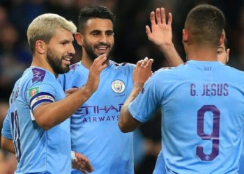 RAYAKAN GOL. Striker Manchester City Sergio Aguero (kiri) merayakan gol ke gawang Southampton pada babak 16 besar Piala Liga Inggris, Rabu (30/10) dini hari WIB.(AFP/LINDSEY PARNABY)