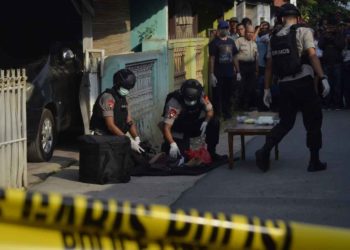 PENGGELEDAHAN RUMAH TERDUGA TERORIS DI LAMPUNG: Personel Brimob Polda Lampung mengumpulkan sejumlah barang bukti usai penggeledahan rumah milik orang tua terduga teroris di Bandar Lampung, Lampung , Selasa (15/10/2019). Tim Densus 88 Polri bersama Polda Lampung mengamankan sejumlah barang bukti dari rumah tersebut terkait penangkapan terduga teroris kelompok JAD Bekasi. ANTARA FOTO/Ardiansyah